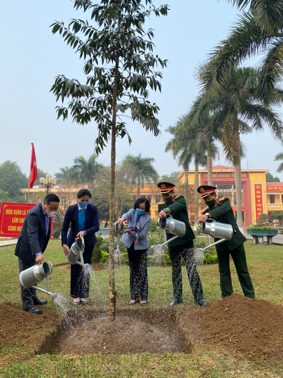 Đồng chí Trương Thị Mai phát động Tết trồng cây “Đời đời nhớ ơn Bác Hồ” tại Trung đoàn 102